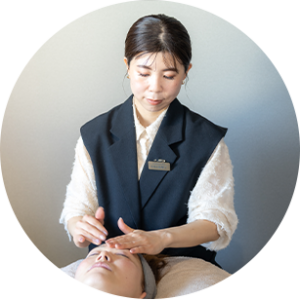 顔の美容施術をするオーナー